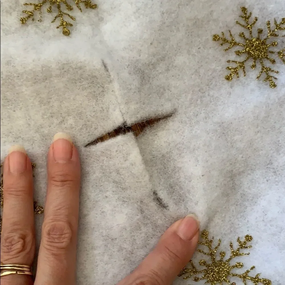‎Vtg white Christmas tree skirt /gold snowflakes